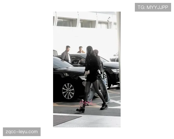 卢玉菲最新机场照太扎心，运动装背大牌包——我这周工资去哪了