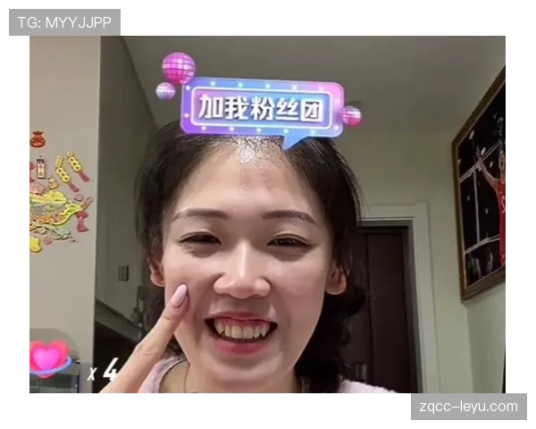 李盈莹打完比赛直接开直播，居然没换衣服还吃零食，这日常真不像职业运动员！